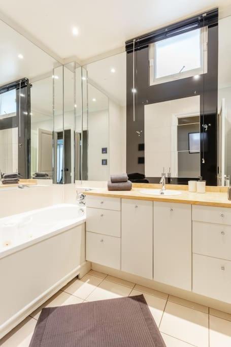 Appartement Elegant Haussmannien De Luxe Proche Du Trocadero Et De La Tour Eiffel Parijs