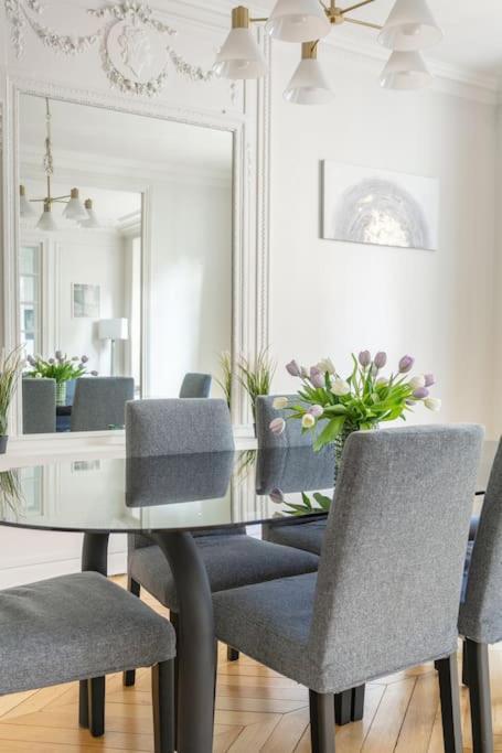 Appartement Elegant Haussmannien De Luxe Proche Du Trocadero Et De La Tour Eiffel Parijs